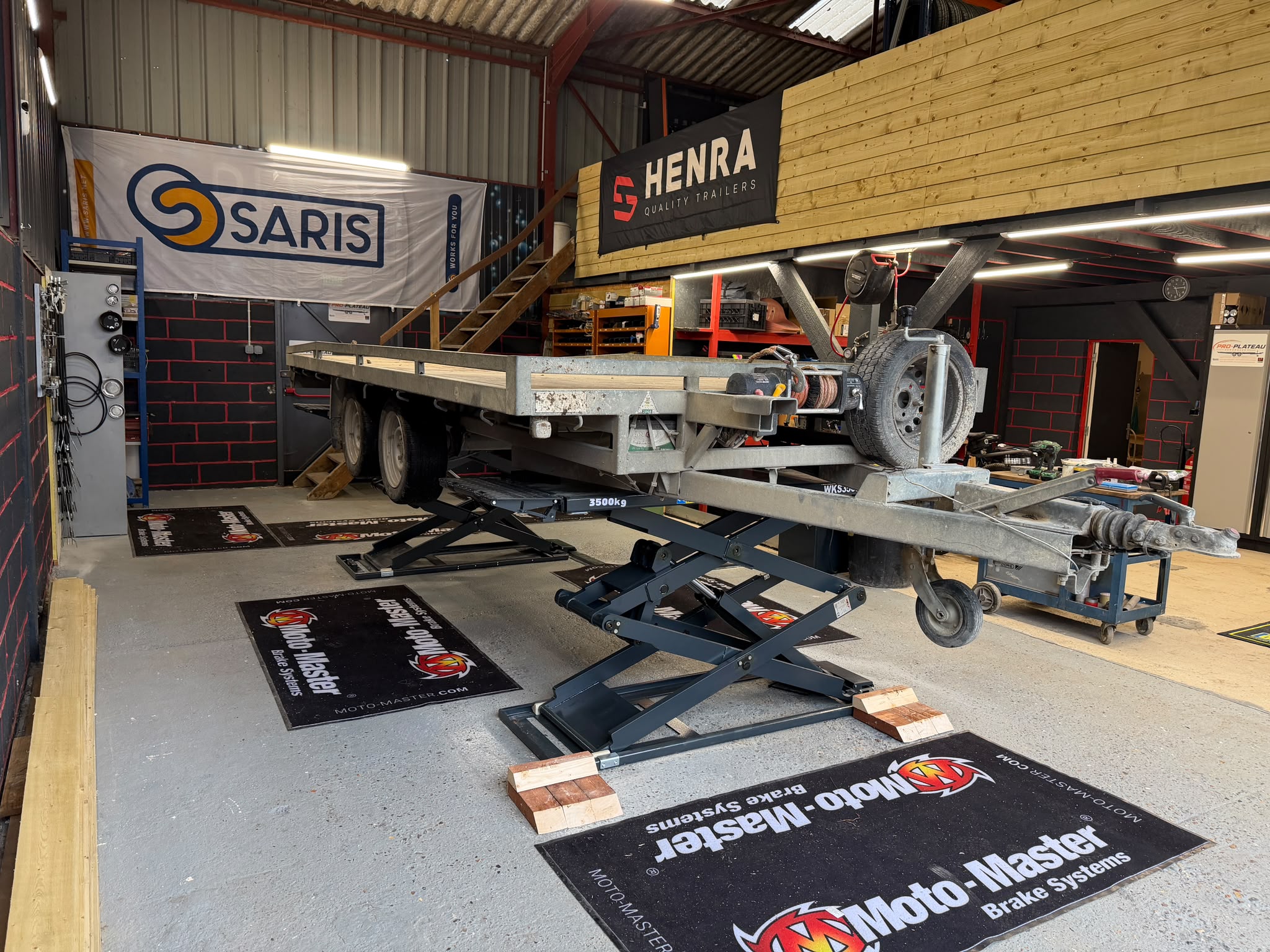 Remorque plateau professionnelle en action